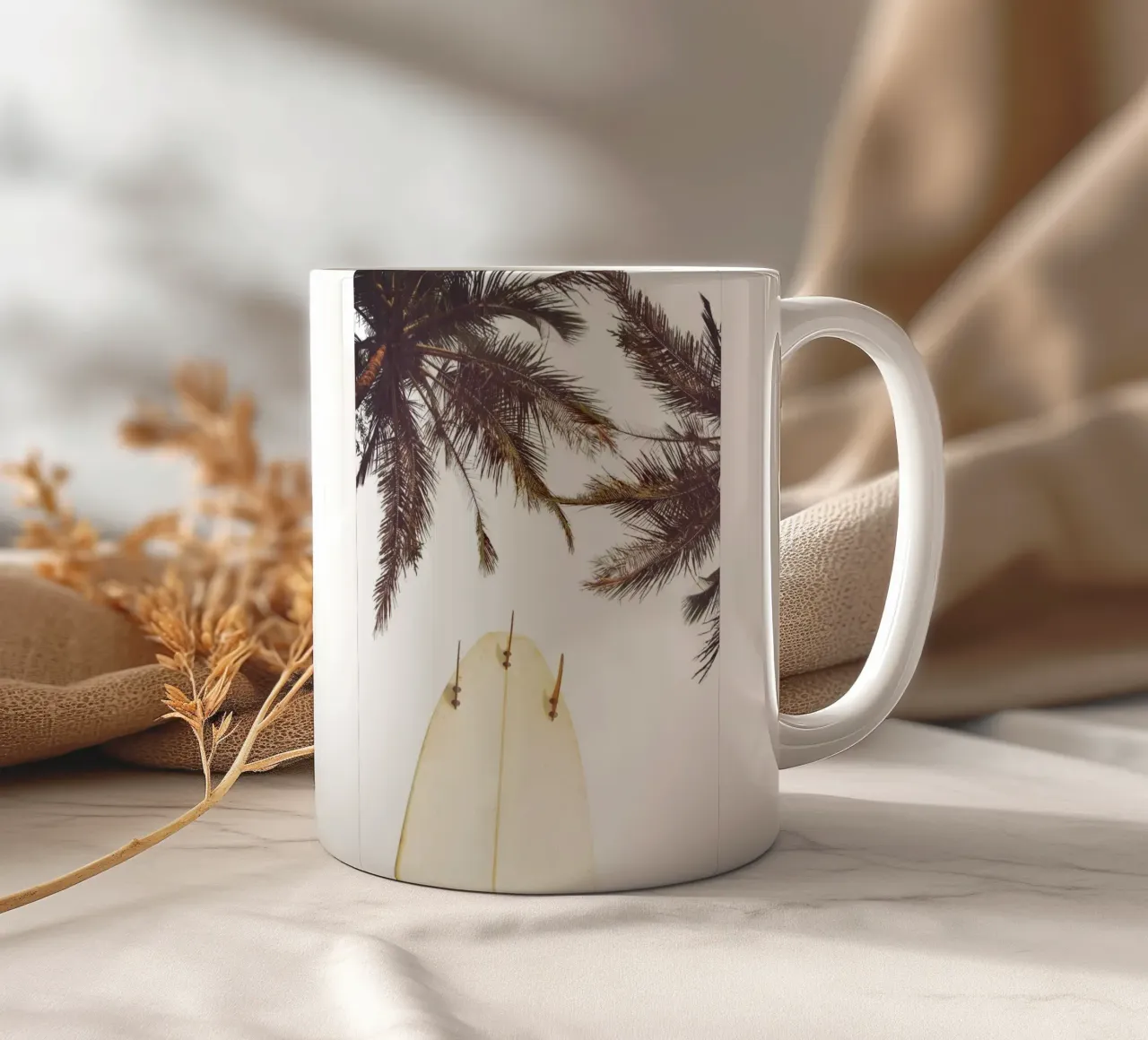 Tavola da surf sotto le palme - Arte vibrante da spiaggia tropicale tazza in ceramica da dawnthesea