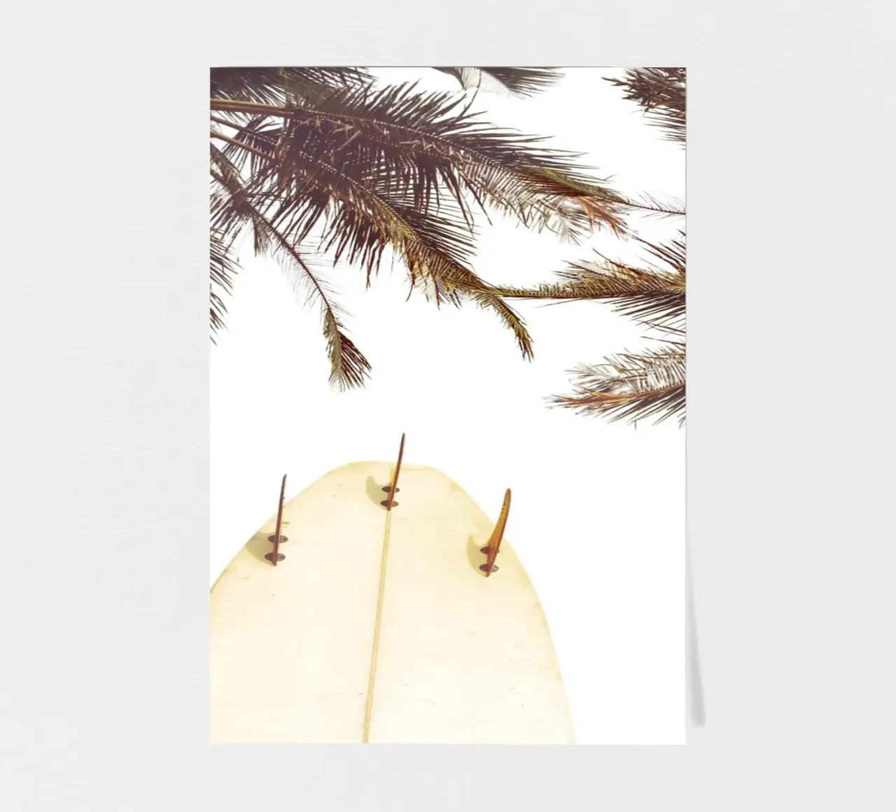 Surfbrett unter Palmen Tropischer Strand Vibes Kunst Stickerbogen von dawnthesea