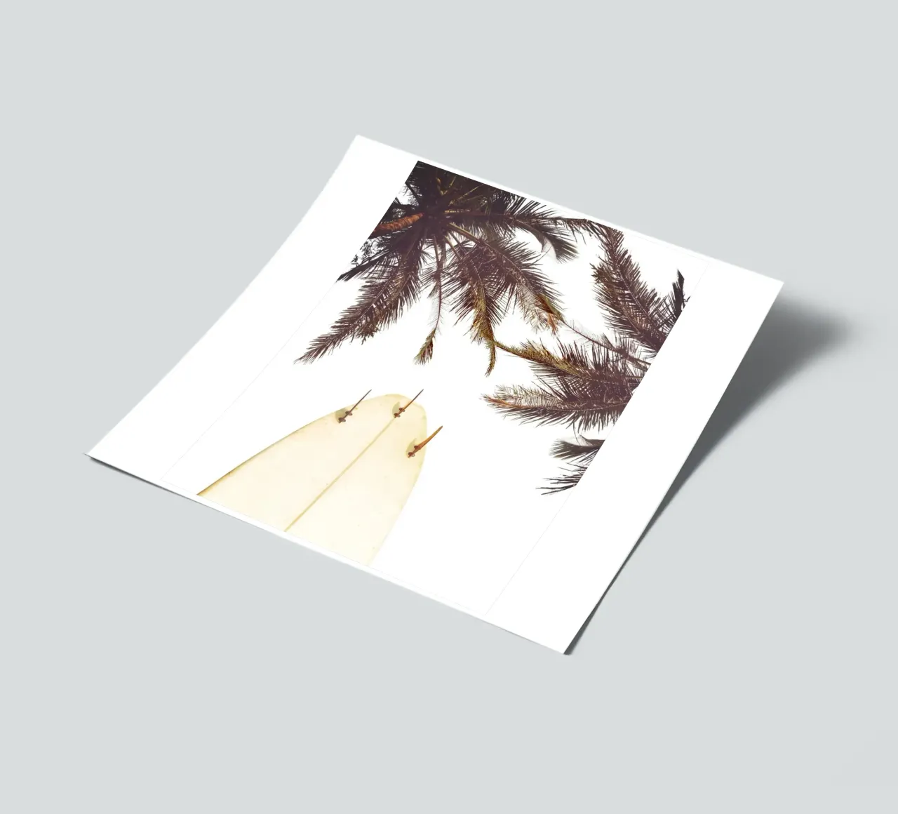 Surfbrett unter Palmen Tropischer Strand Vibes Kunst Stickerbogen von dawnthesea