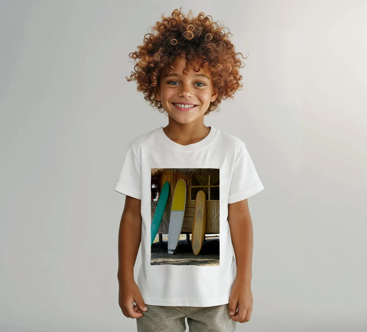 Surf Shack Vibes Tropisches Strandbrett Lineup Kinder T-Shirt von dawnthesea
