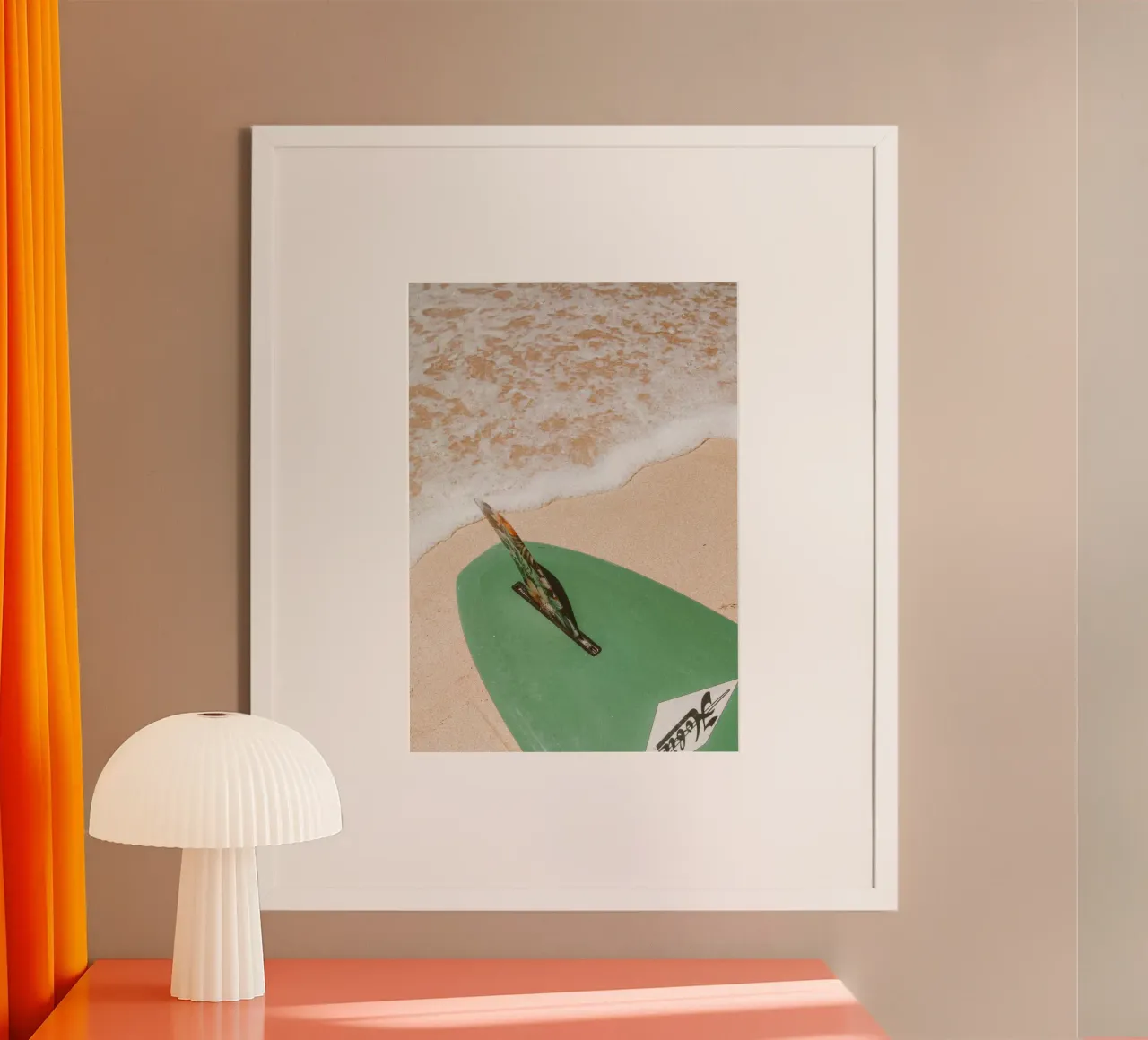 Hobie Surfboard Beach Shoreline Surf Art poster con telaio in plastica da dawnthesea