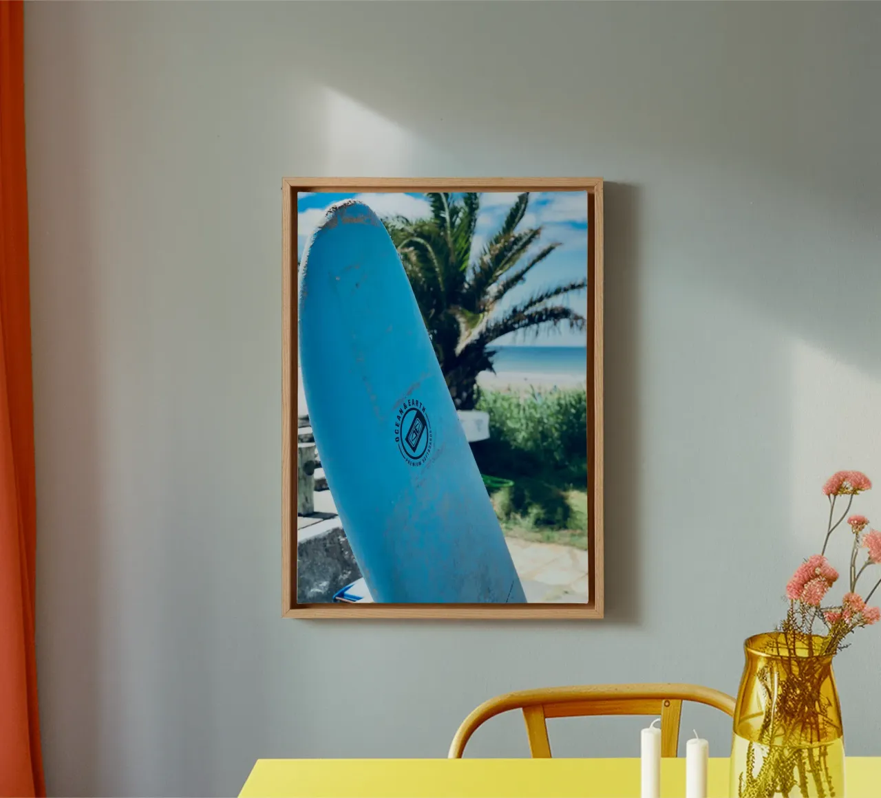Ozean & Erde Surfbrett Küstenstrand Vibes Kunst Leinwand mit Schattenfugenrahmen von dawnthesea