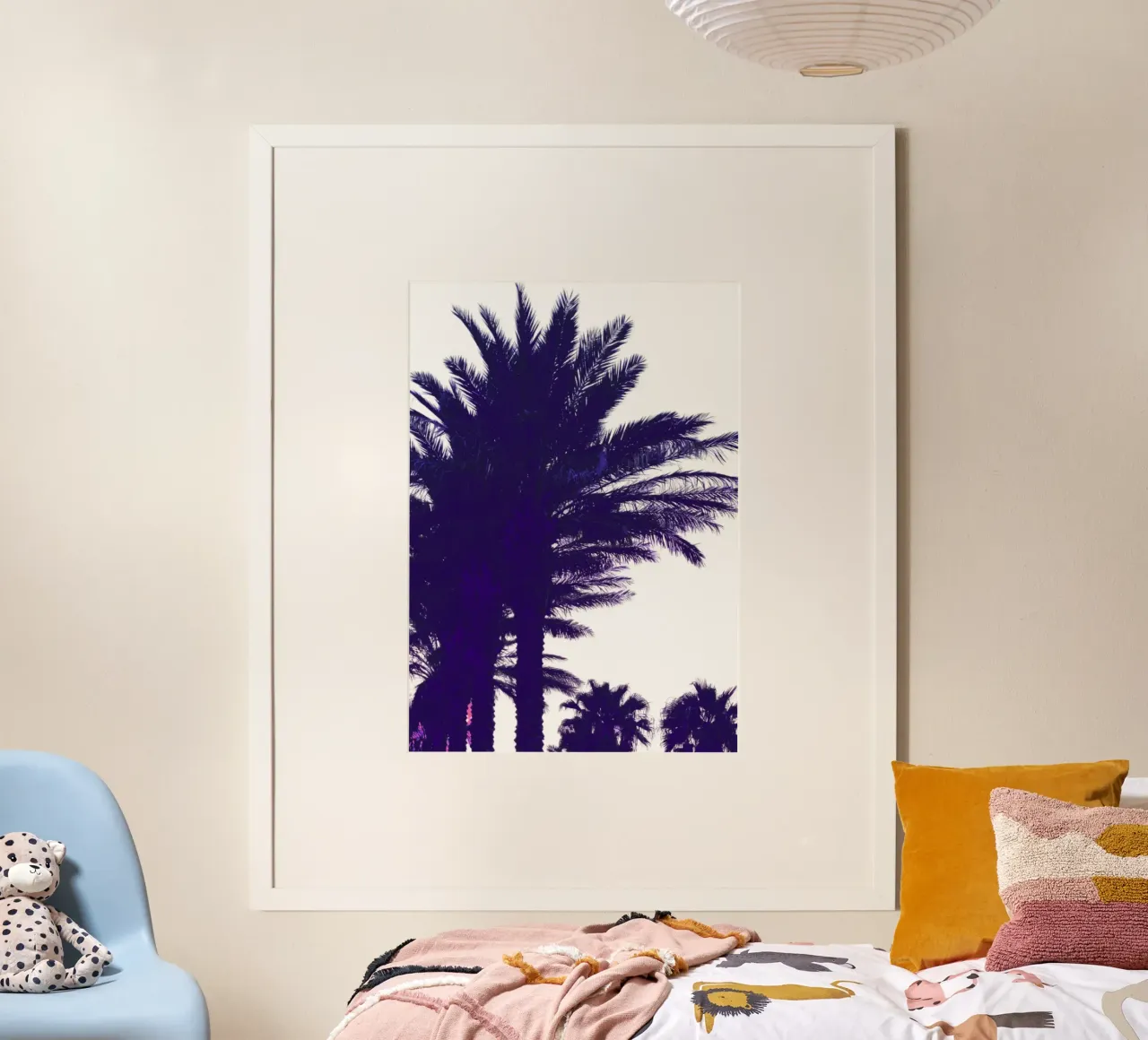 Sagome di palme viola intenso Arte minimalista poster con telaio in legno da dawnthesea