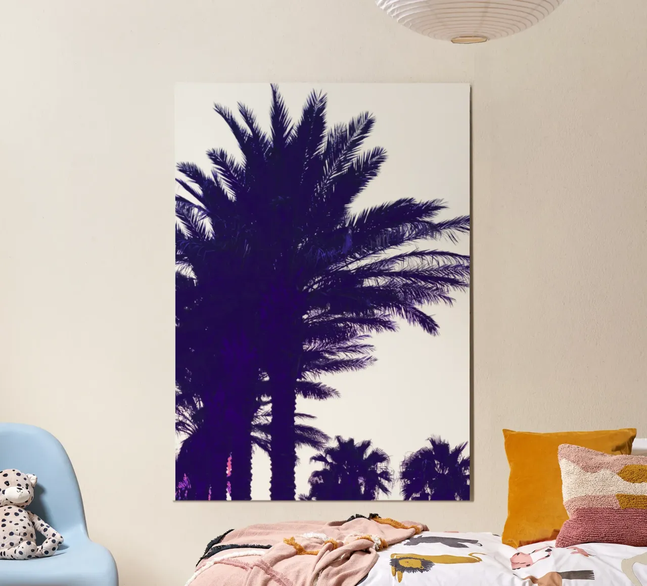 Sagome di palme viola intenso Arte minimalista poster con telaio in legno da dawnthesea