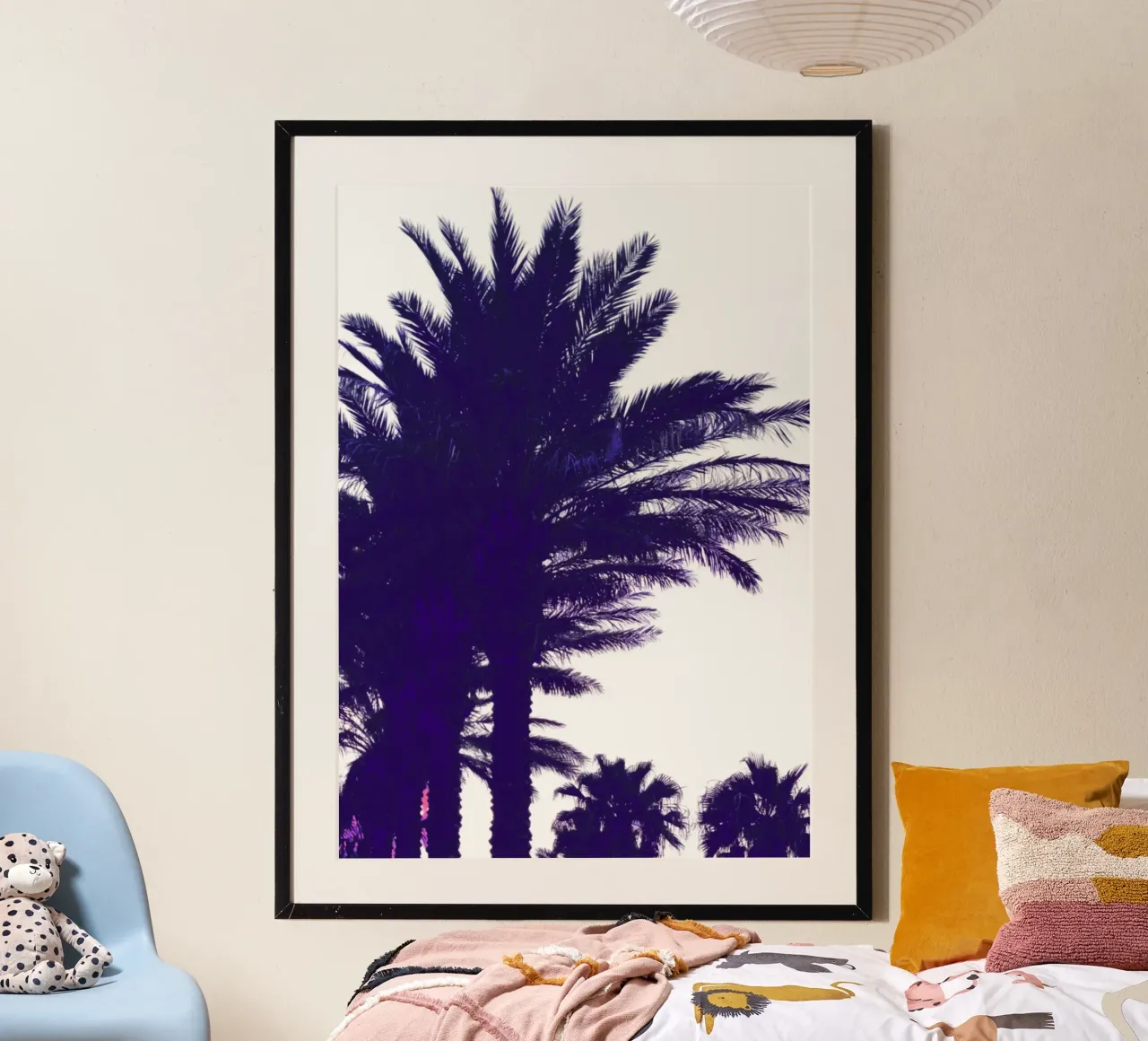 Sagome di palme viola intenso Arte minimalista poster con telaio in legno da dawnthesea