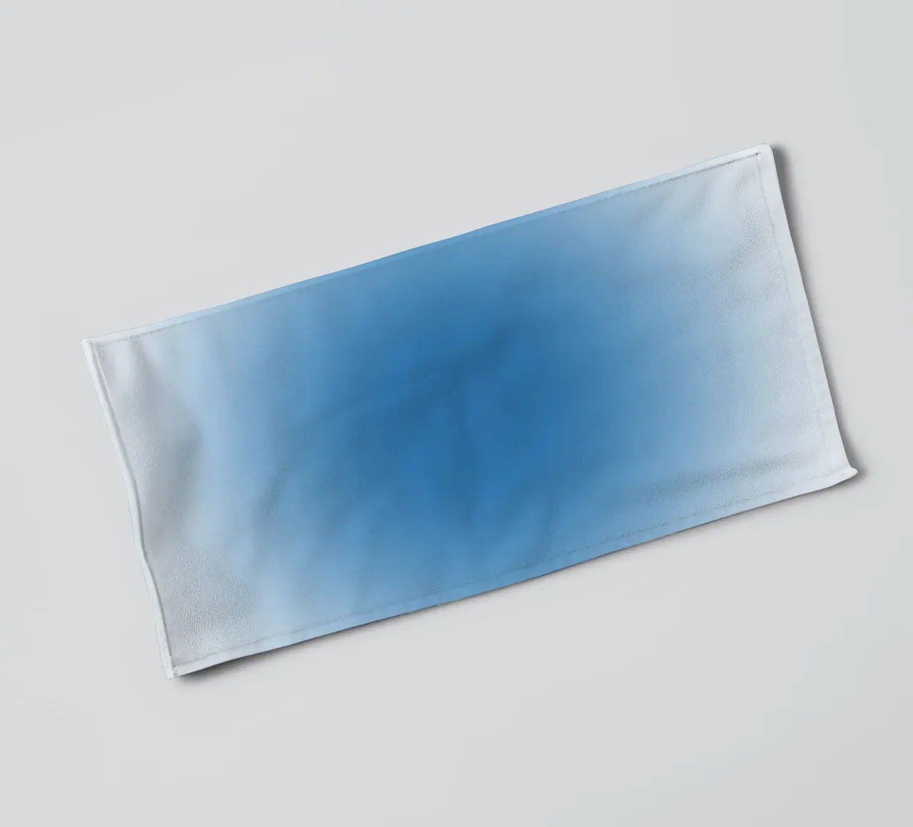 Oceaan Blauwe Aura Kleurverloop Rustige Abstracte Kunst badhanddoek van dawnthesea