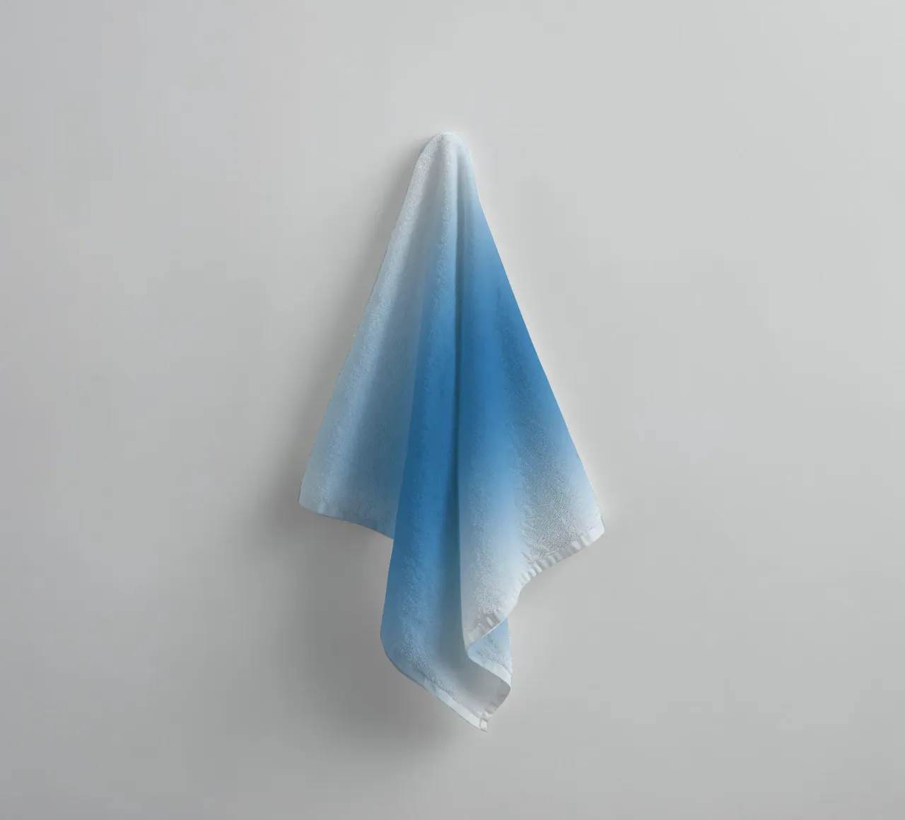 Oceaan Blauwe Aura Kleurverloop Rustige Abstracte Kunst badhanddoek van dawnthesea