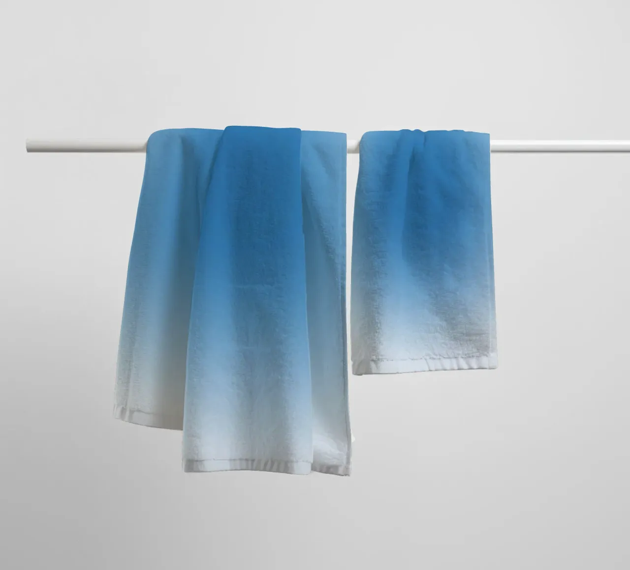 Oceaan Blauwe Aura Kleurverloop Rustige Abstracte Kunst badhanddoek van dawnthesea