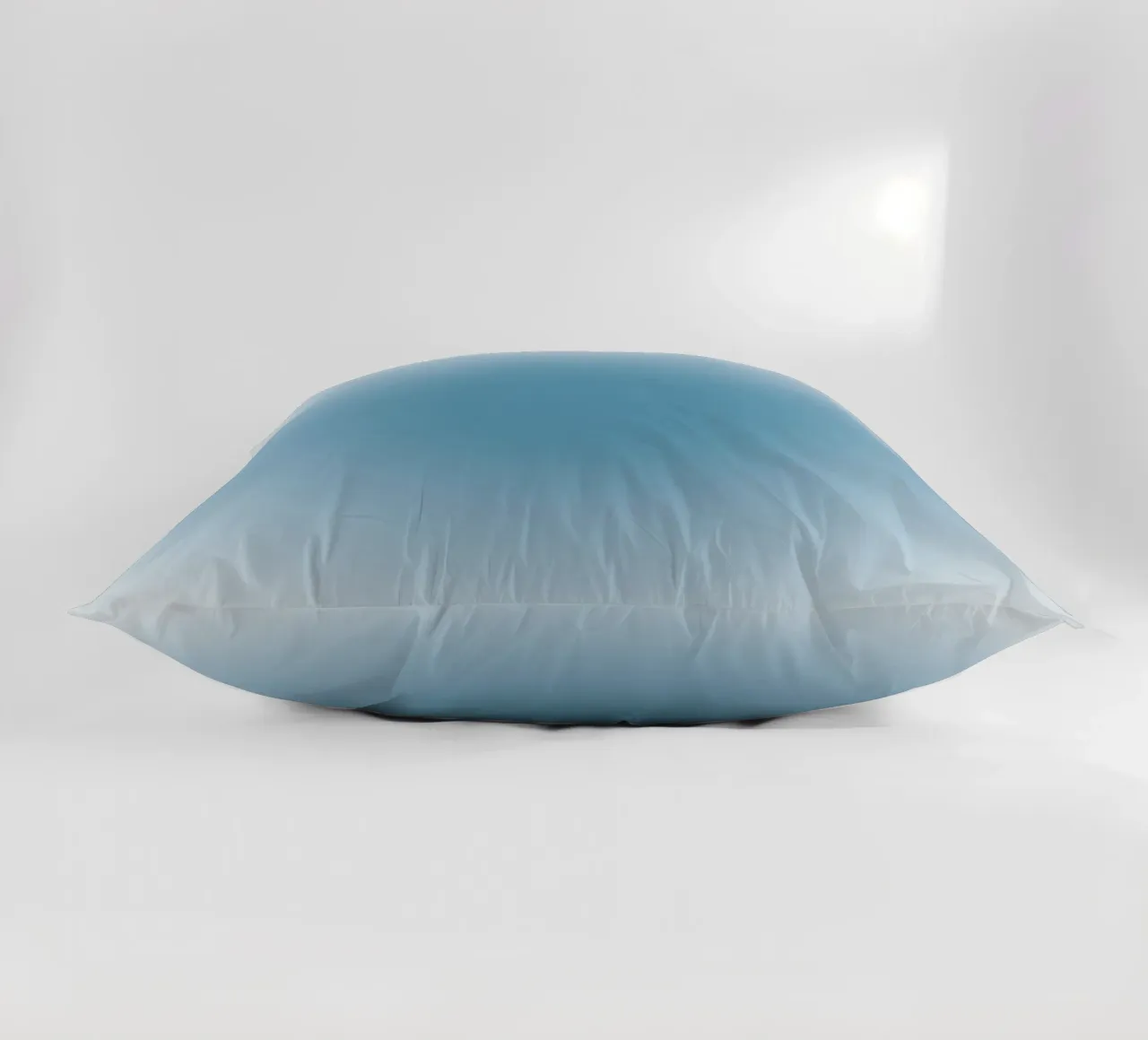 Arte astratta rilassante a gradiente Aura blu profondo cuscino da dawnthesea