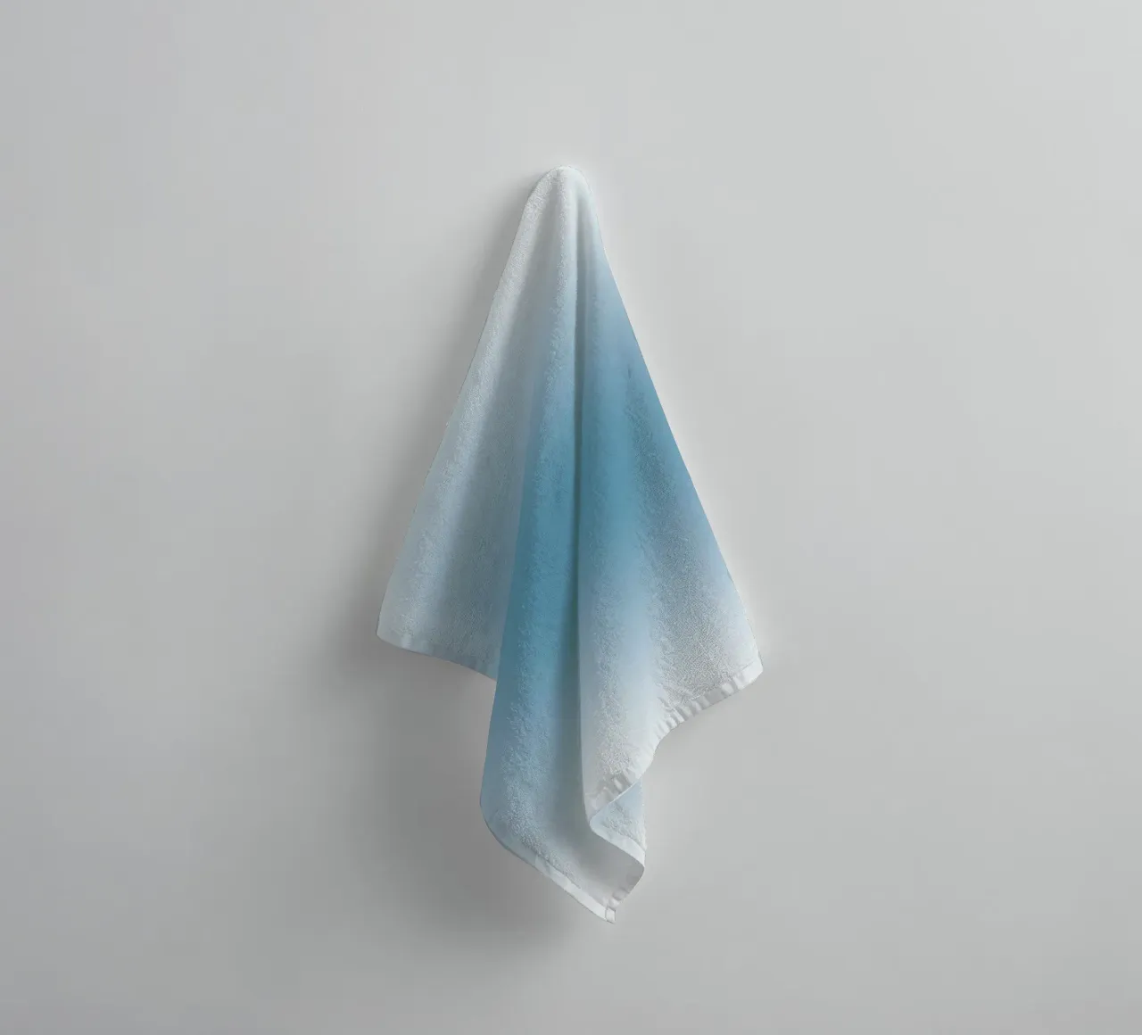 Diepblauwe Aura Kleurverloop Kalmerende Abstracte Kunst badhanddoek van dawnthesea