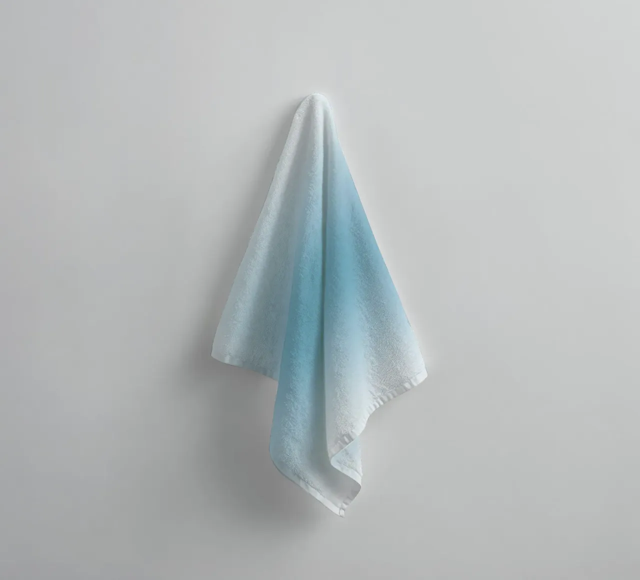 Zacht groen aura verloop rustgevende abstracte kunst badhanddoek van dawnthesea