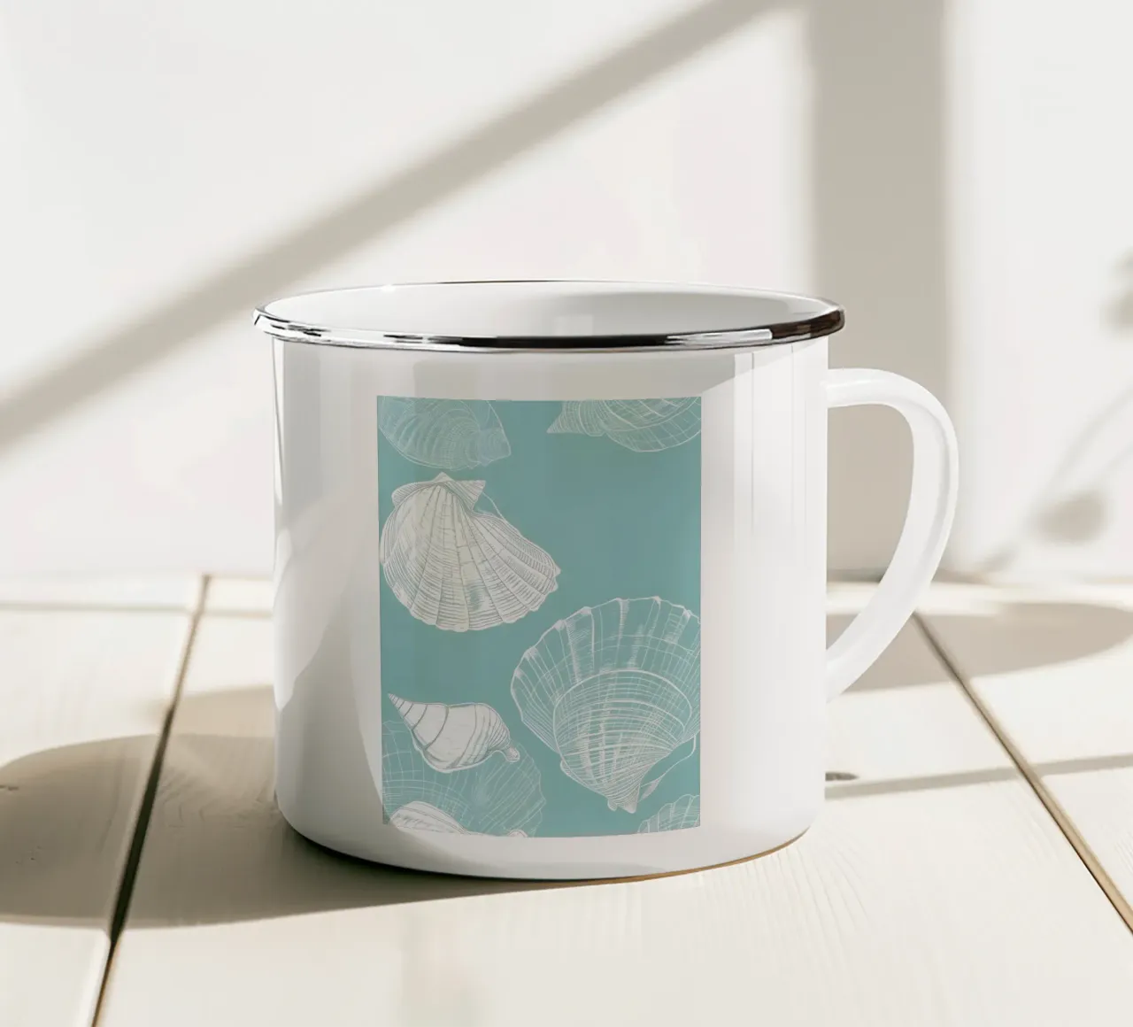 Modello di conchiglie bianche Aqua Blue Coastal Art tazza in smalto da dawnthesea