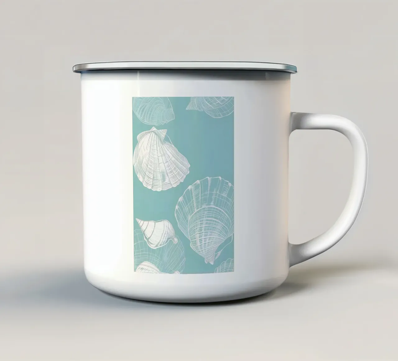 Modello di conchiglie bianche Aqua Blue Coastal Art tazza in smalto da dawnthesea