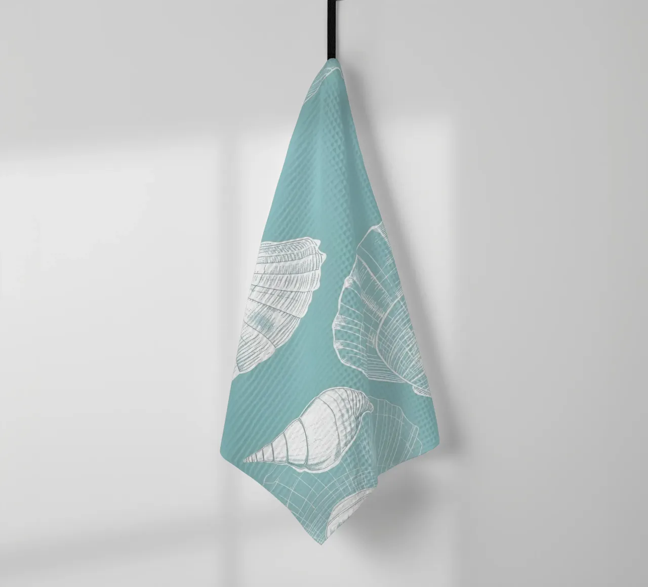 Modello di conchiglie bianche Aqua Blue Coastal Art canovaccio da cucina da dawnthesea