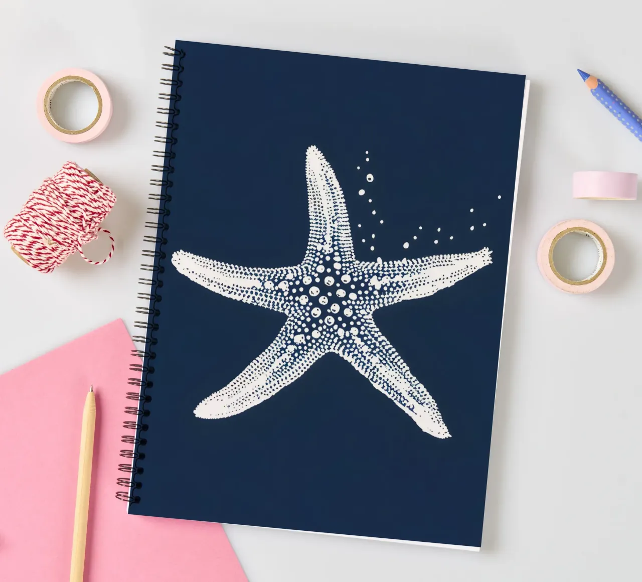 White Starfish Navy Blue Nautical Ocean Art carnet à spirale de dawnthesea