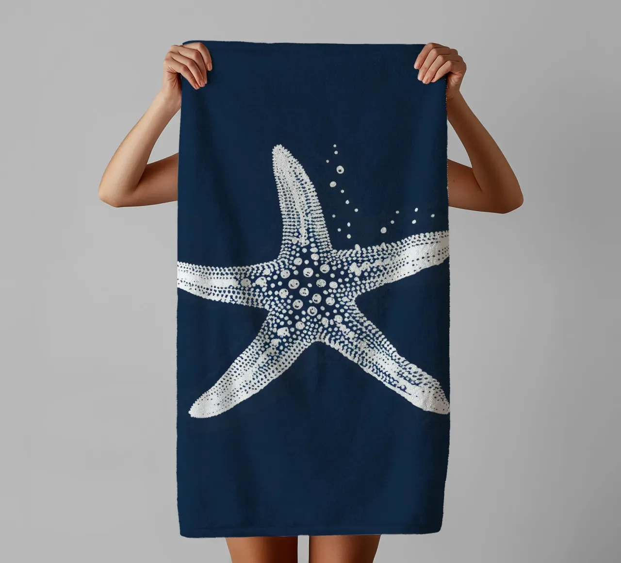White Starfish Navy Blue Nautical Ocean Art serviette de bain de dawnthesea