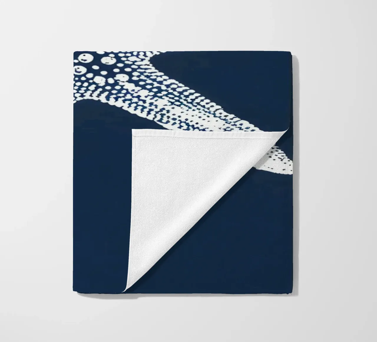 White Starfish Navy Blue Nautical Ocean Art serviette de plage de dawnthesea