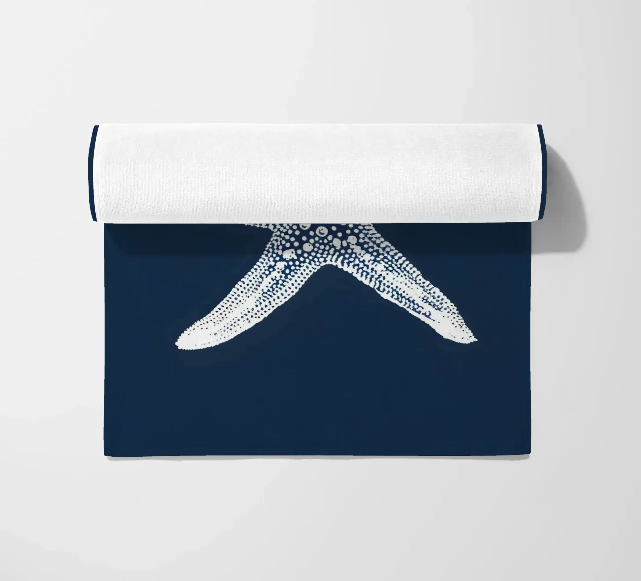 White Starfish Navy Blue Nautical Ocean Art serviette de plage de dawnthesea