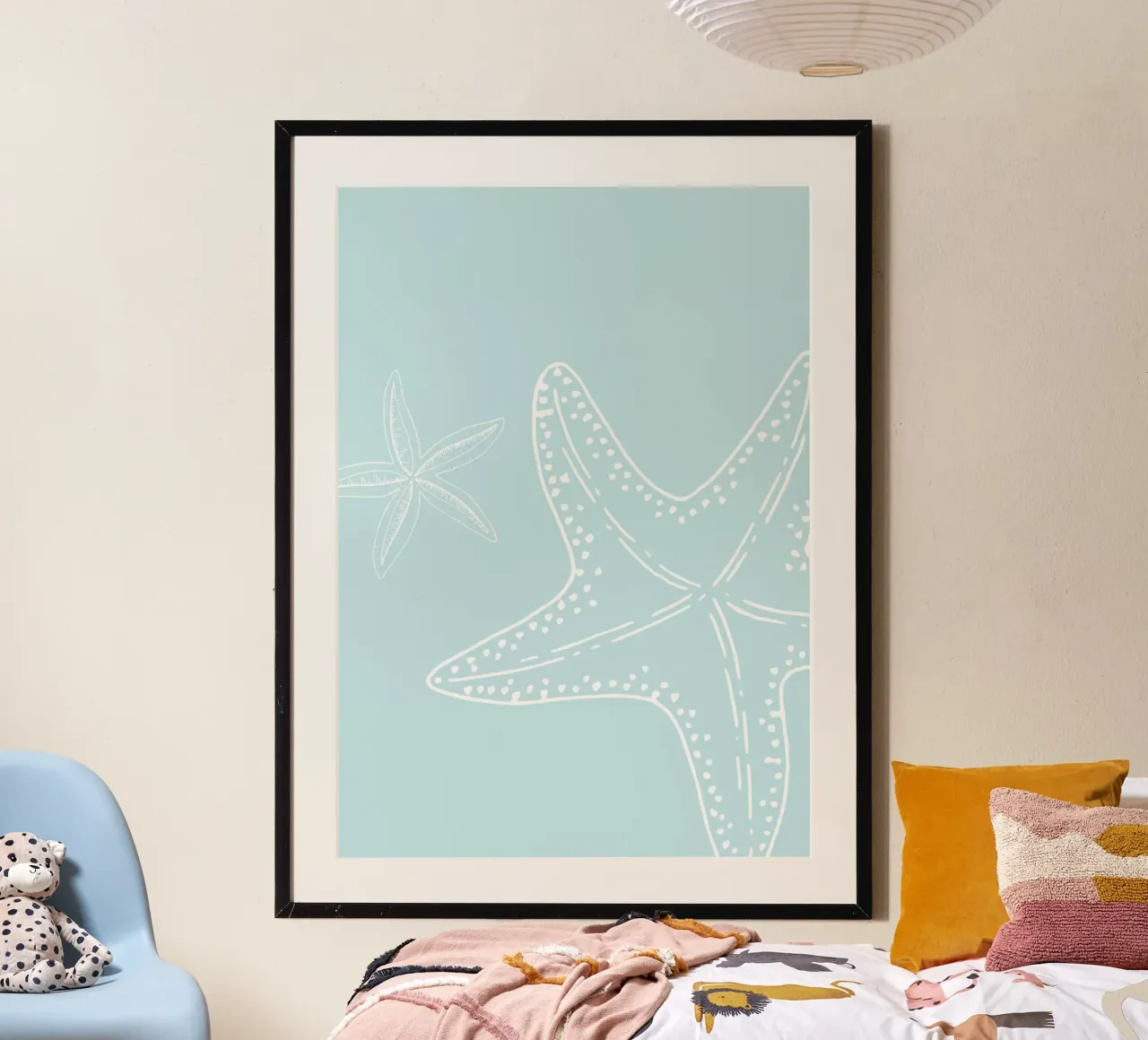 Dúo de Estrellas de Mar Azul Pálido Arte Minimalista Costero poster de dawnthesea