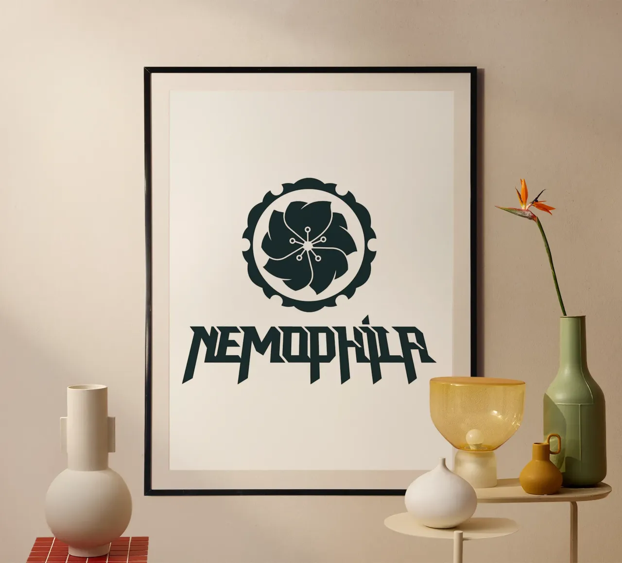 Fiore nero poster con telaio in plastica da Cindy Cronin