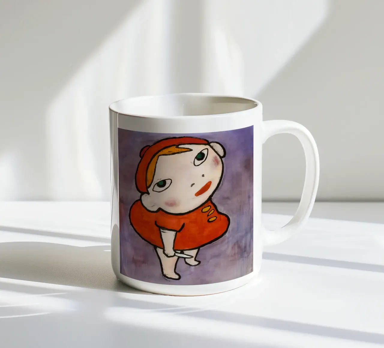 Nara, la ragazza con il coltello in mano tazza in ceramica da vickiropaint