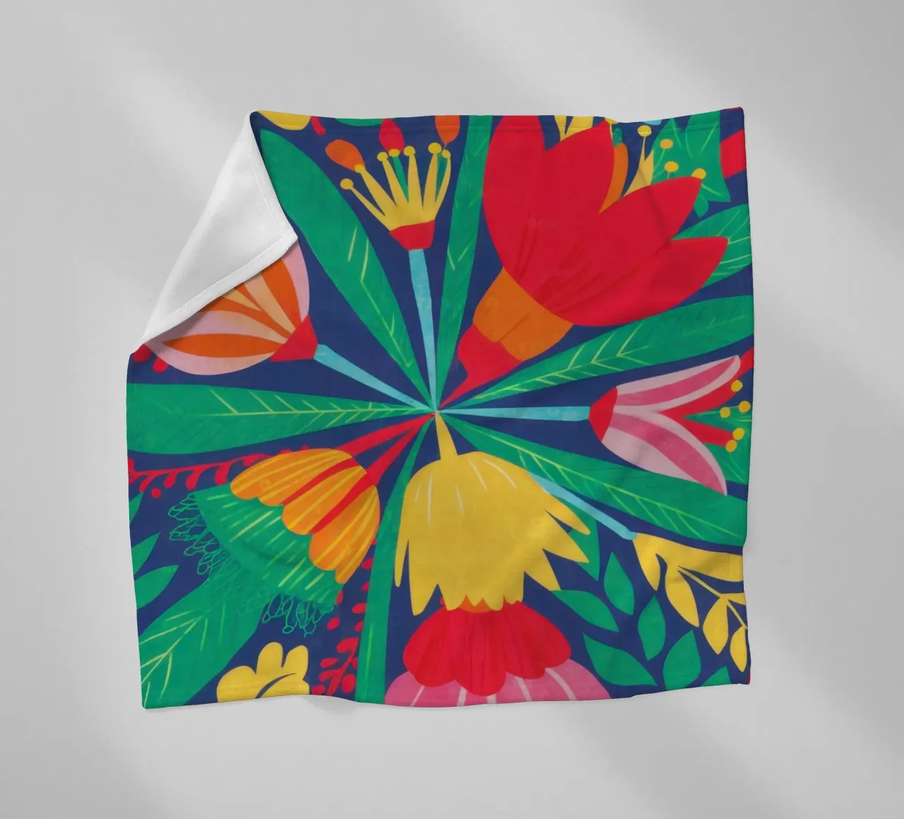 Symmetrisches Kaleidoskop mit Blumen Fleecedecke von Monuments Fire
