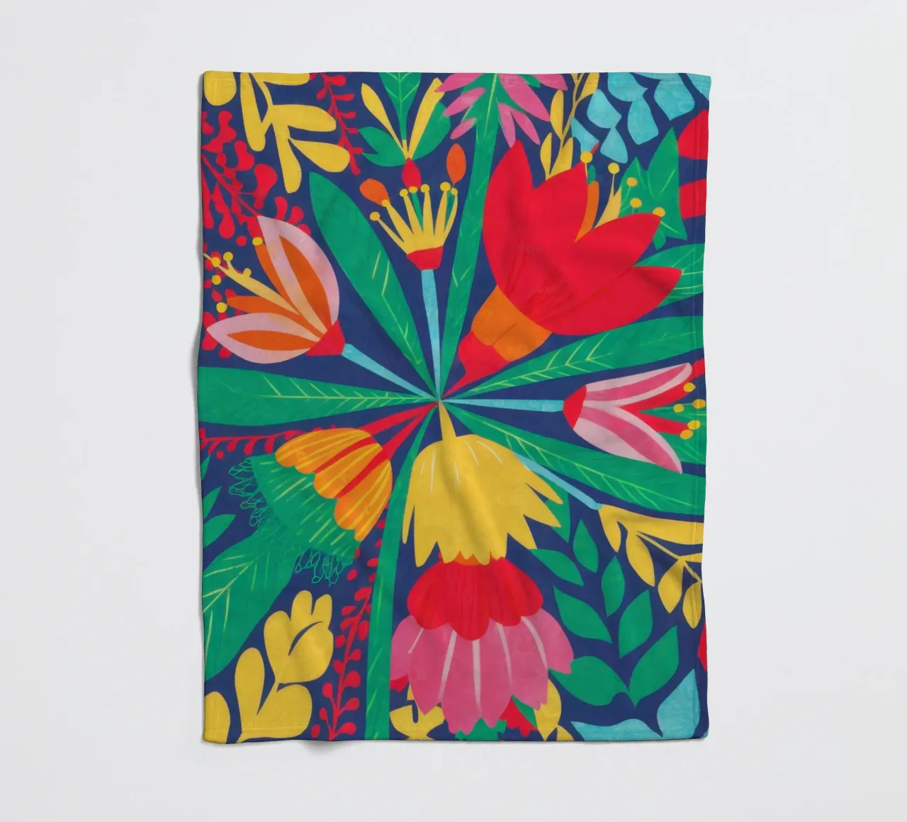 Symmetrisches Kaleidoskop mit Blumen Fleecedecke von Monuments Fire