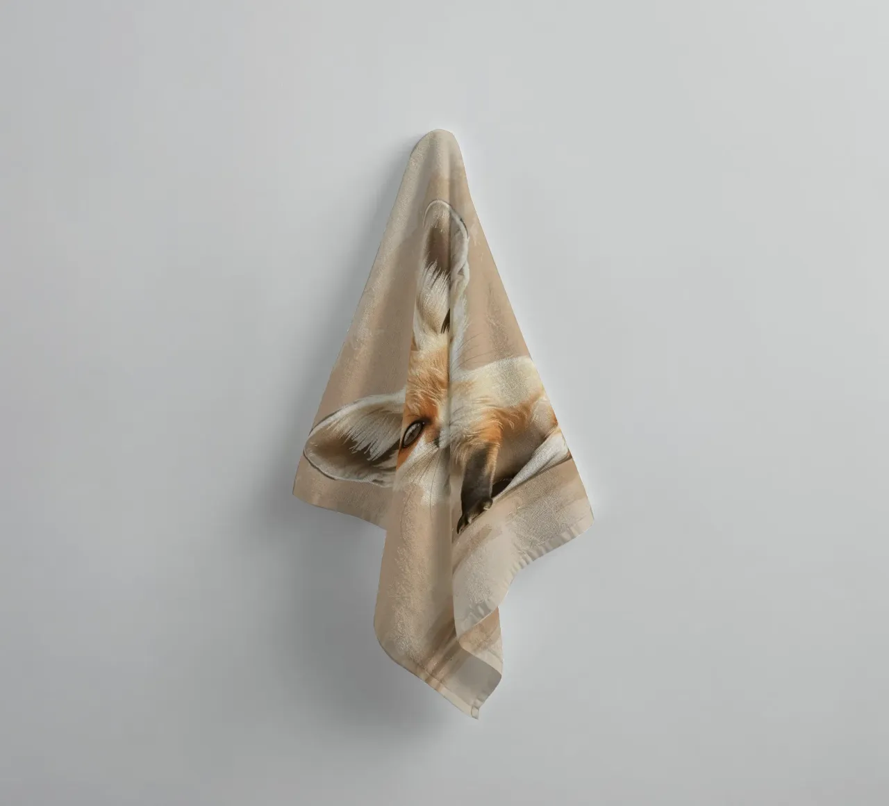 Volpe fennec artisticamente con grandi orecchie espressione concentrata asciugamano da bagno da DesignDoodle