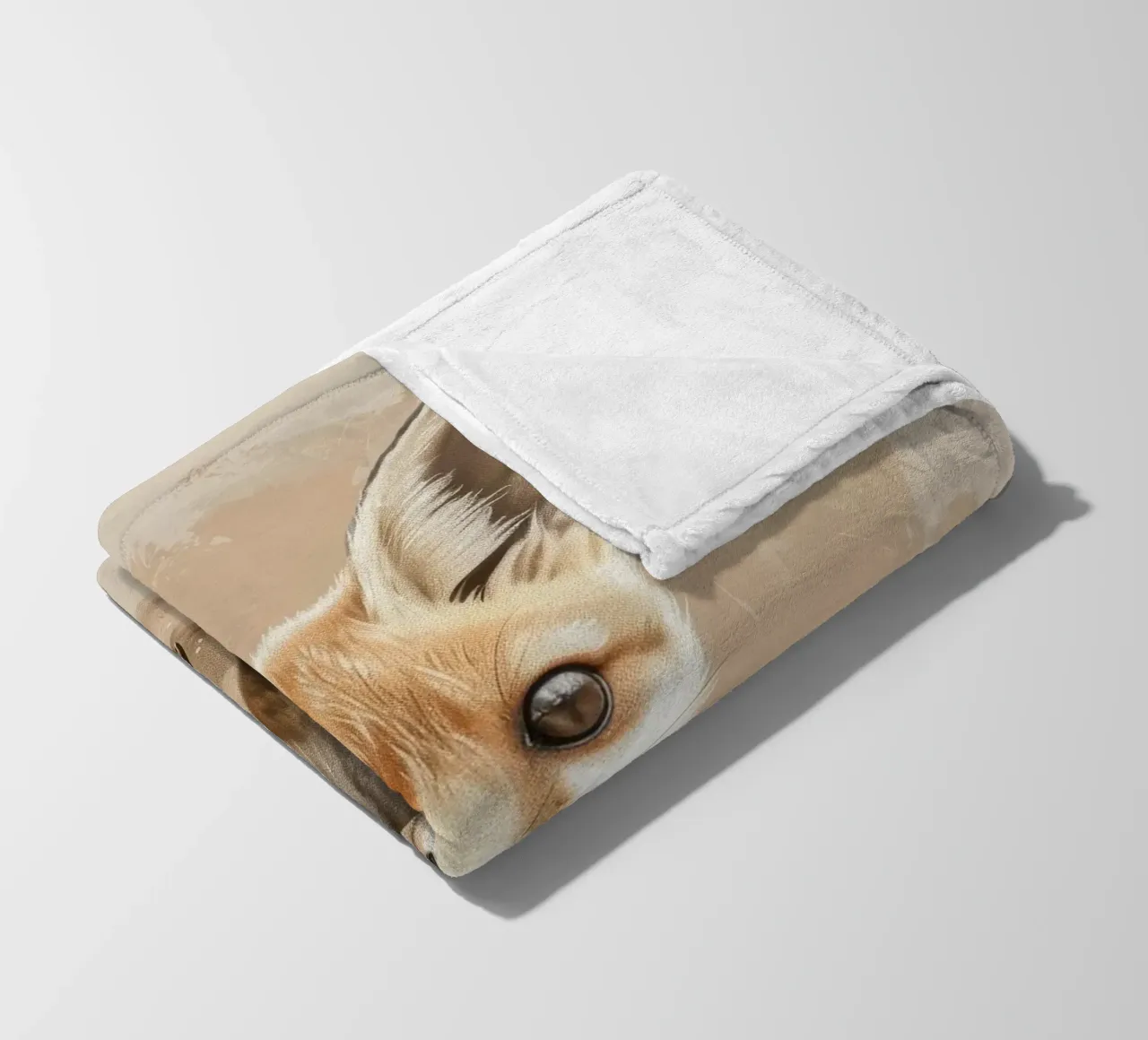 Volpe fennec artisticamente con grandi orecchie espressione concentrata coperta in pile da DesignDoodle