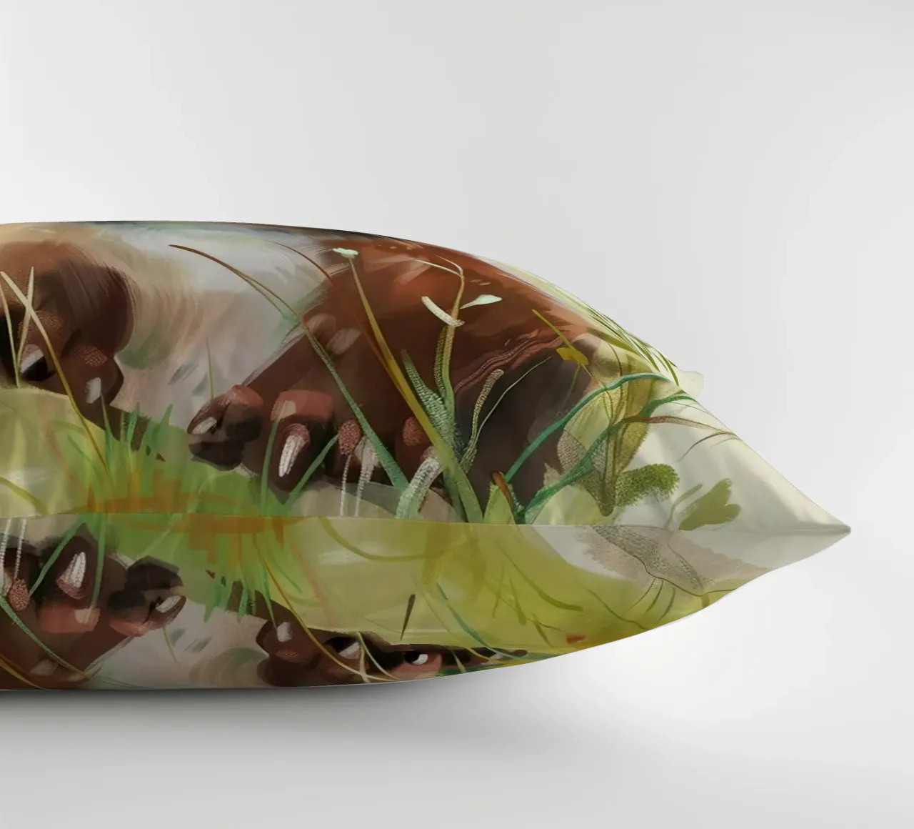Una giovane e simpatica martora che esplora l'erba verde e lussureggiante cuscino da DesignDoodle