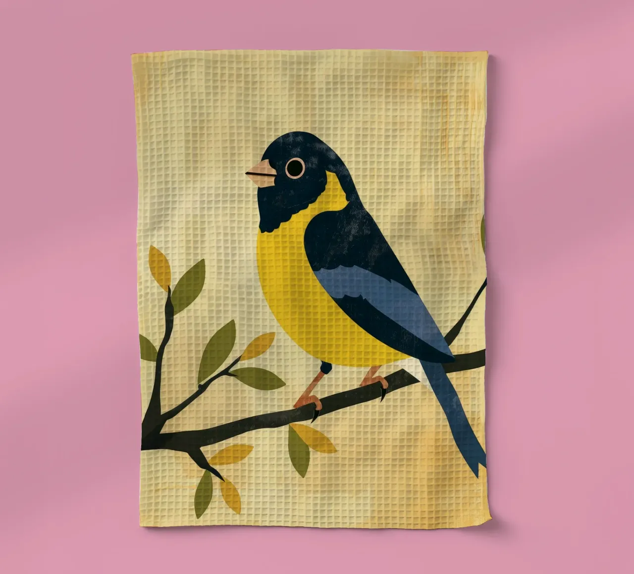 Gelber und blauer Vogel auf Zweig mit Blättern sitzend Geschirrtuch von DesignDoodle