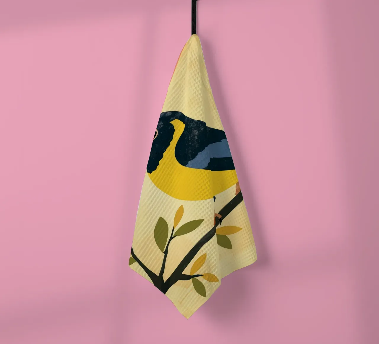 Gelber und blauer Vogel auf Zweig mit Blättern sitzend Geschirrtuch von DesignDoodle