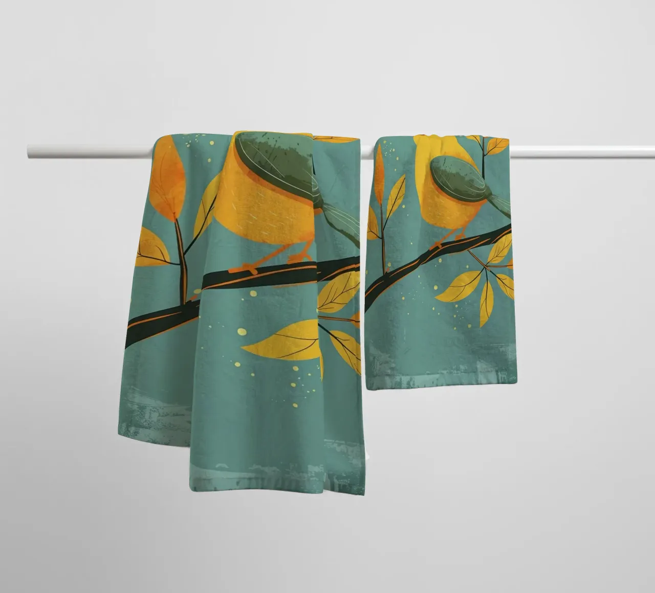 Oiseau jaune perché sur une branche entourée de feuilles d'automne serviette de bain de DesignDoodle