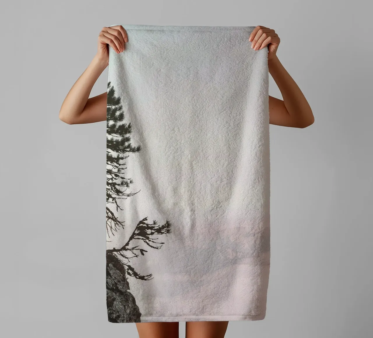 cliff pine tree asciugamano da bagno da Histrol