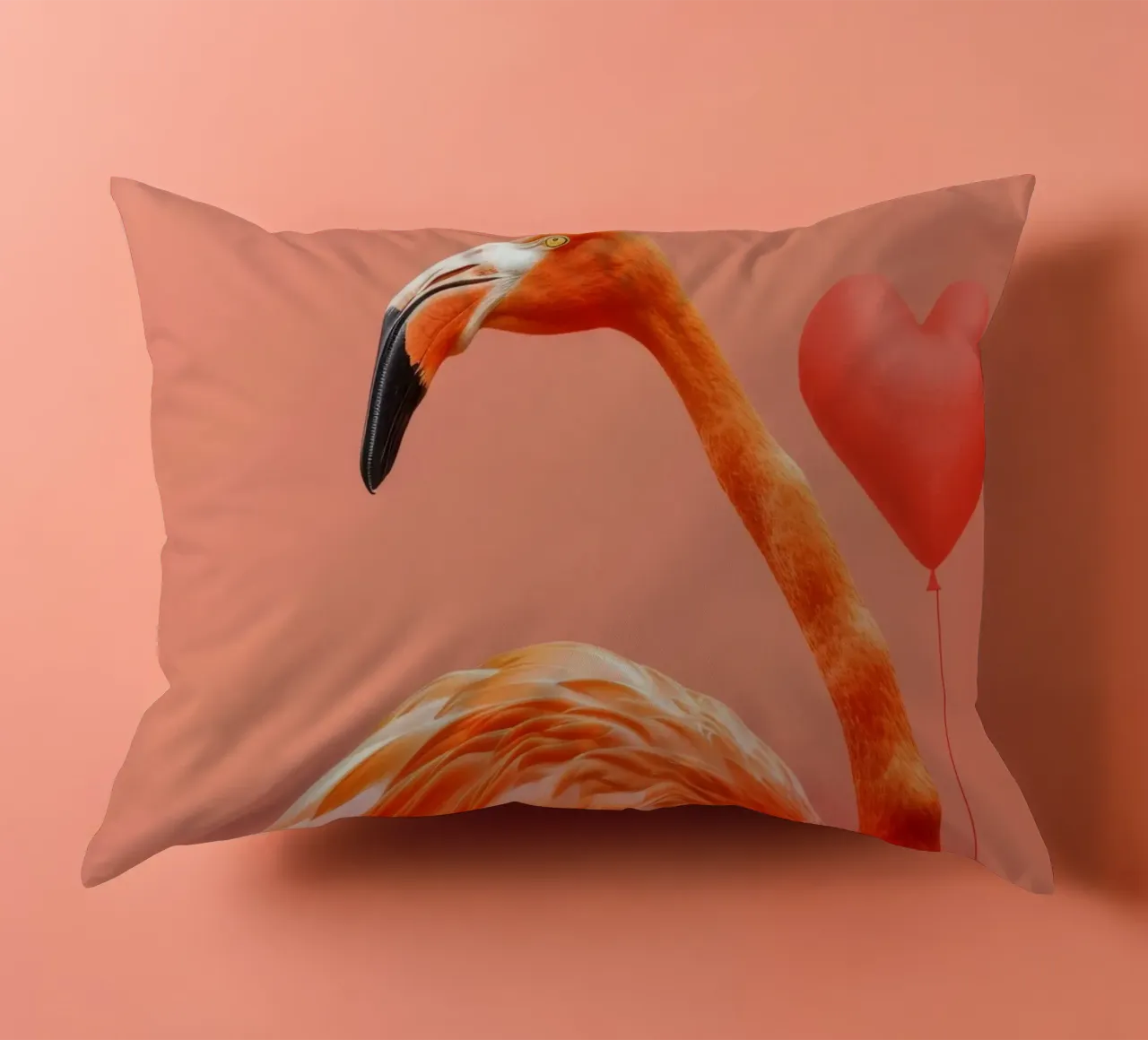 Fenicottero esotico posa elegantemente accanto a un palloncino a forma di cuore cuscino da DesignDoodle