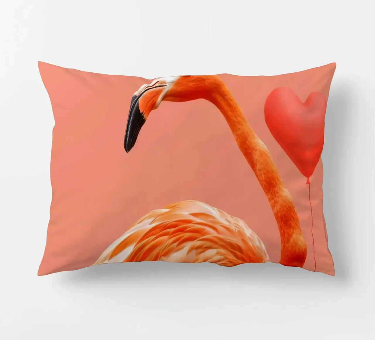 Fenicottero esotico posa elegantemente accanto a un palloncino a forma di cuore cuscino da DesignDoodle