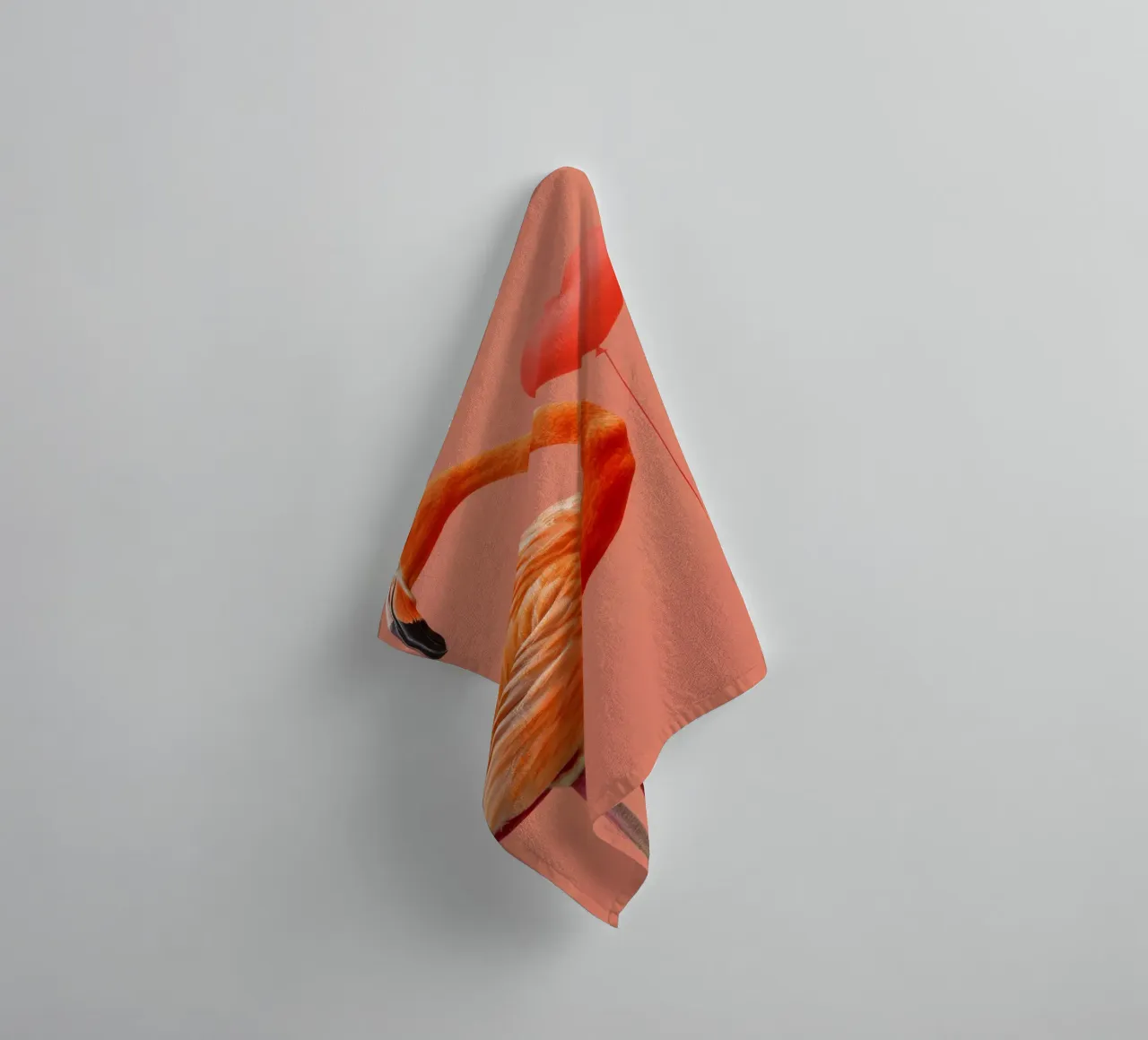 Un flamenco exótico posa elegantemente junto a un globo en forma de corazón toalla de baño de DesignDoodle