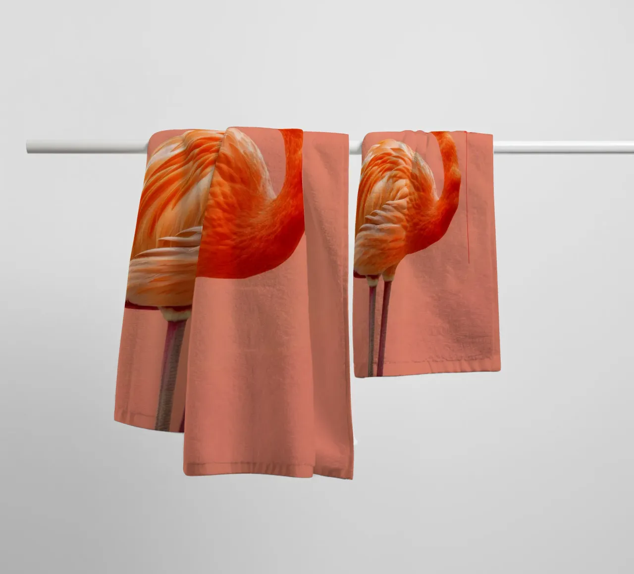 Un flamenco exótico posa elegantemente junto a un globo en forma de corazón toalla de baño de DesignDoodle
