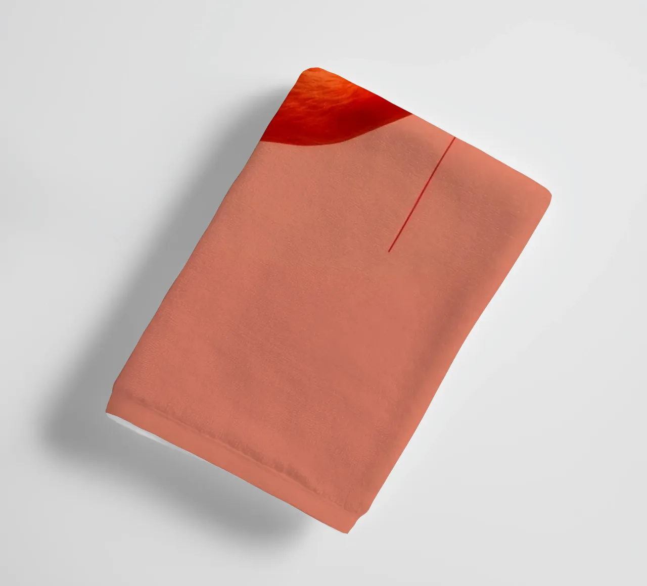 Un flamenco exótico posa elegantemente junto a un globo en forma de corazón toalla de baño de DesignDoodle