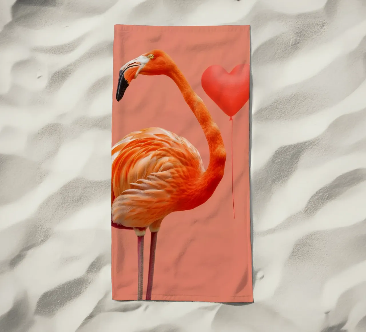 Fenicottero esotico posa elegantemente accanto a un palloncino a forma di cuore telo mare da DesignDoodle
