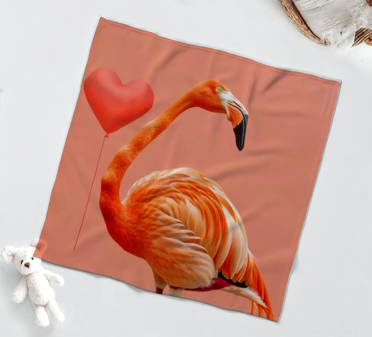 Fenicottero esotico posa elegantemente accanto a un palloncino a forma di cuore coperta in pile da DesignDoodle