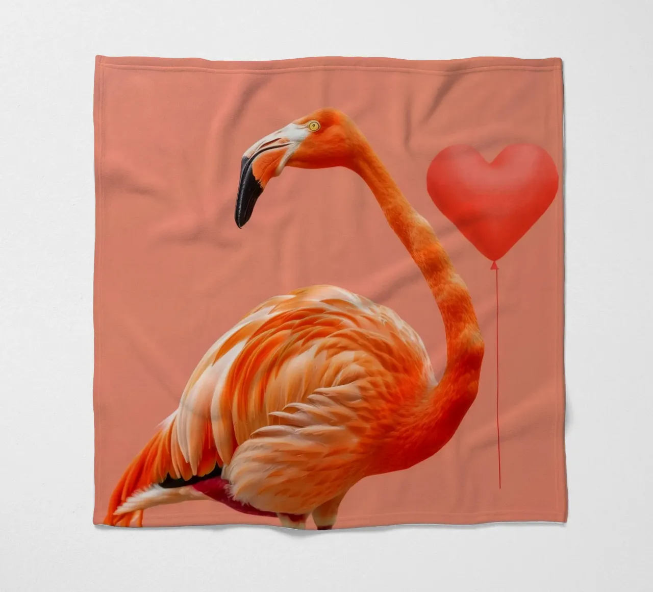 Fenicottero esotico posa elegantemente accanto a un palloncino a forma di cuore coperta in pile da DesignDoodle