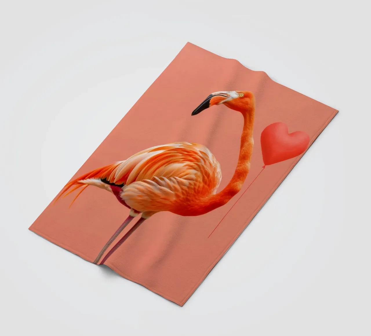 Fenicottero esotico posa elegantemente accanto a un palloncino a forma di cuore coperta in pile da DesignDoodle