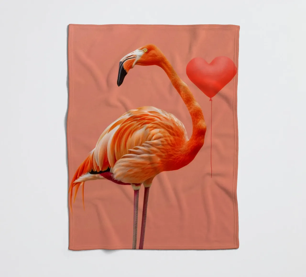 Fenicottero esotico posa elegantemente accanto a un palloncino a forma di cuore coperta in pile da DesignDoodle