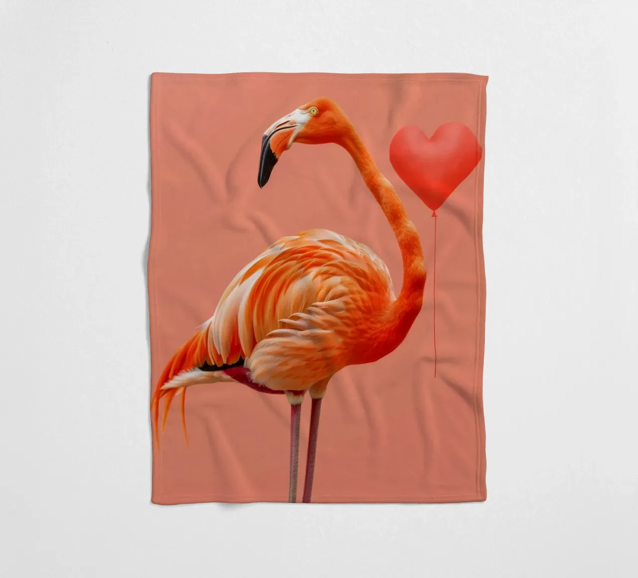 Fenicottero esotico posa elegantemente accanto a un palloncino a forma di cuore coperta in pile da DesignDoodle