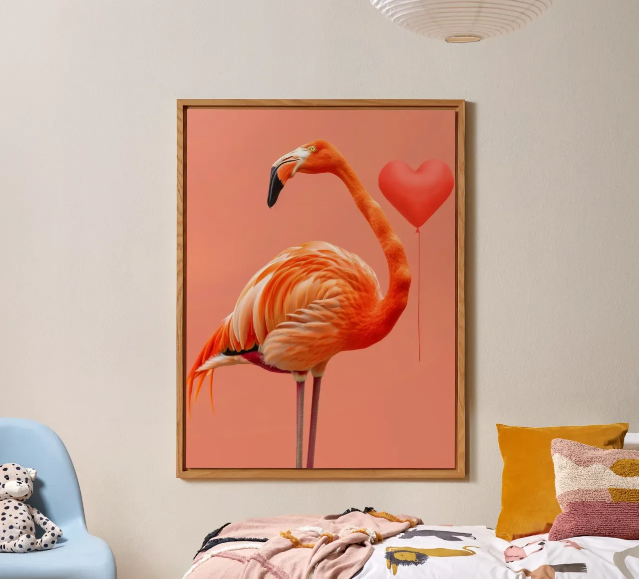 Un flamenco exótico posa elegantemente junto a un globo en forma de corazón aluminio dibond de DesignDoodle