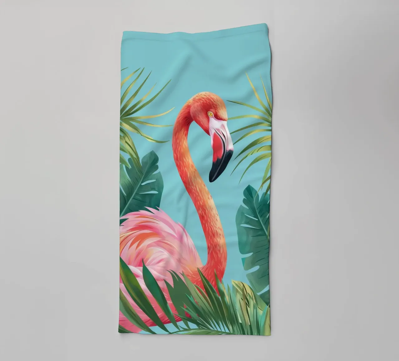 Flamingo inmitten von tropischem Blattwerk in einem dekorativen Set Handtuch von DesignDoodle