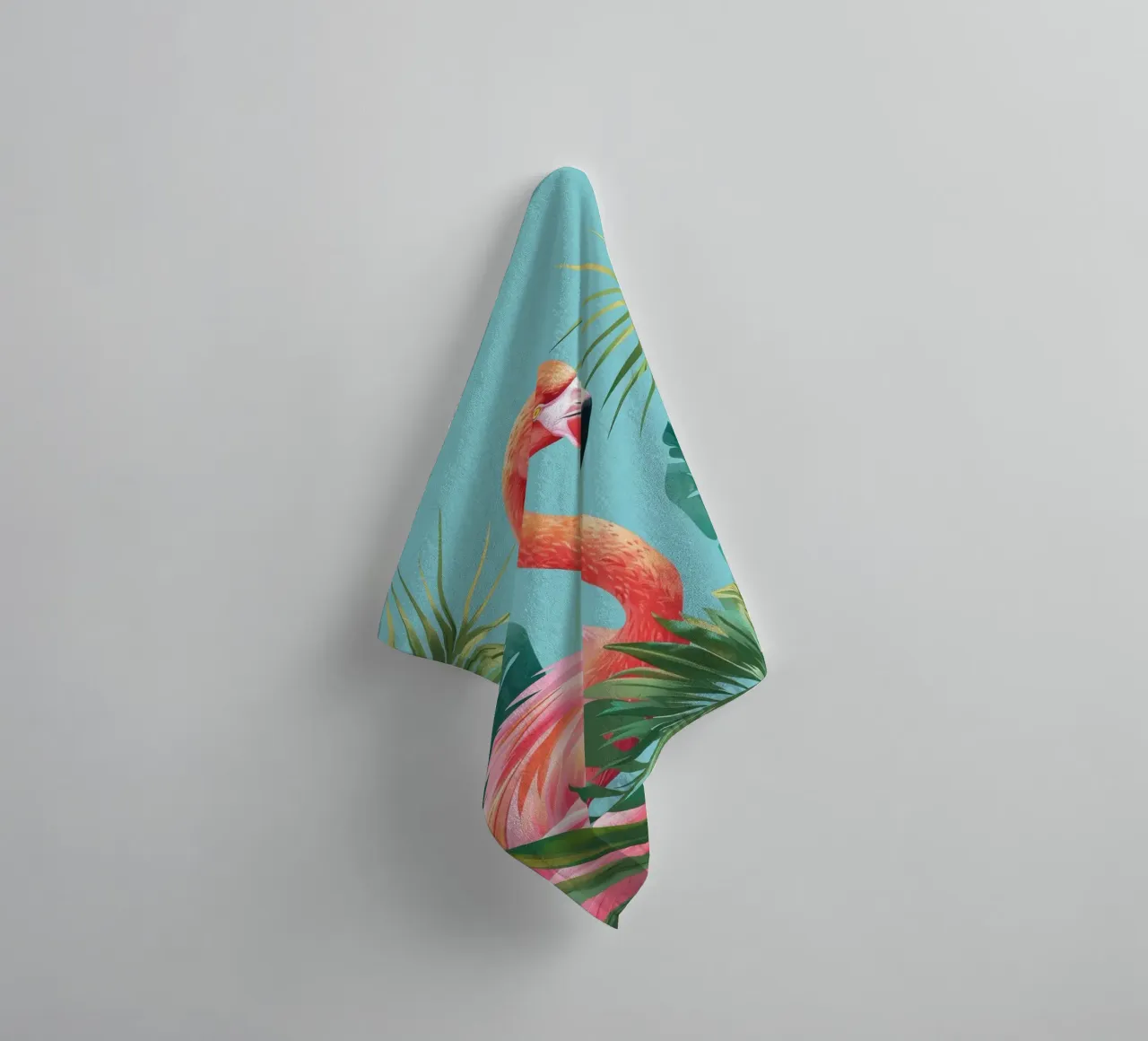 Flamingo inmitten von tropischem Blattwerk in einem dekorativen Set Handtuch von DesignDoodle