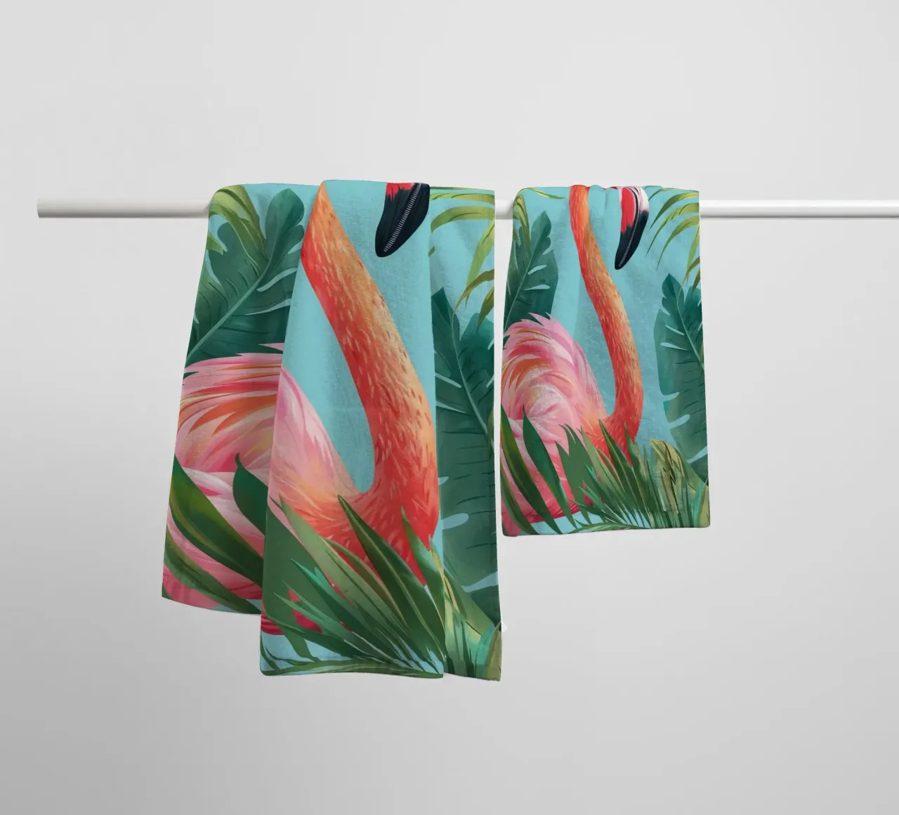Flamingo inmitten von tropischem Blattwerk in einem dekorativen Set Handtuch von DesignDoodle