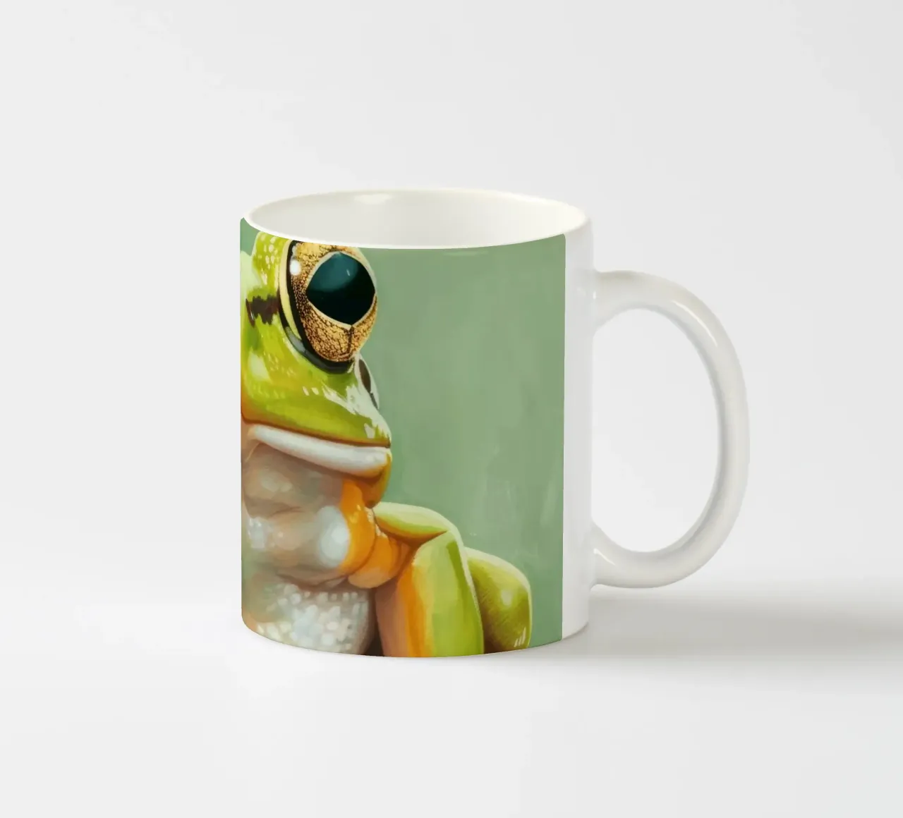 Rana verde seduta su una superficie liscia con occhi suggestivi tazza in ceramica da DesignDoodle